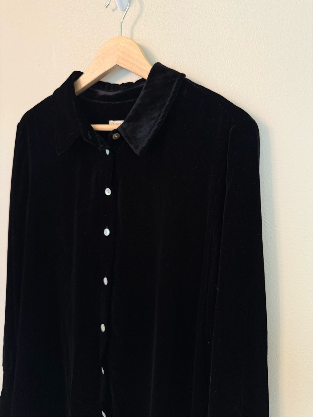 Faherty Stretch Silk Velvet Genevieve Shirt Black Size Large Button Front Blouse - Picture 4 of 8